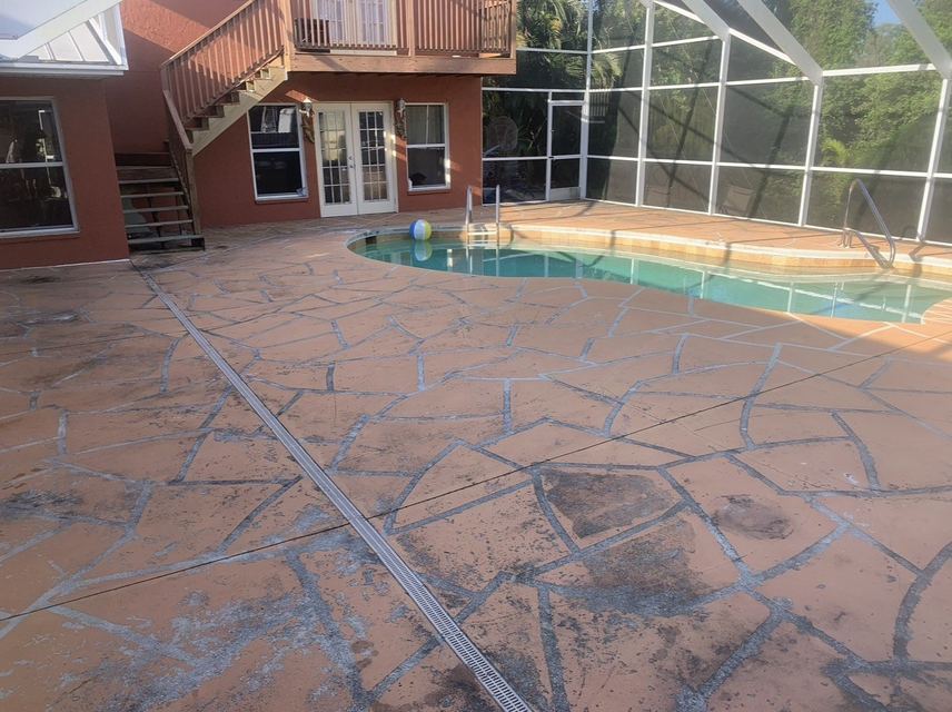 Flagstone-pattern pool deck by Crete Concepts in Southwest Florida